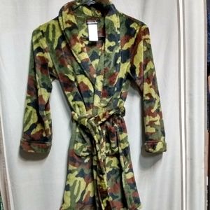 Boys size 8/10 camofluage climatesmart plush robe